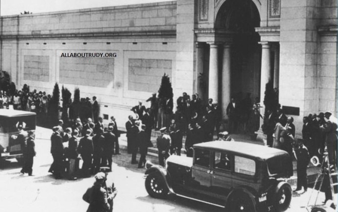 rudolph-valentino-funeral-rudolph-valentino-27985521-800-503.jpg